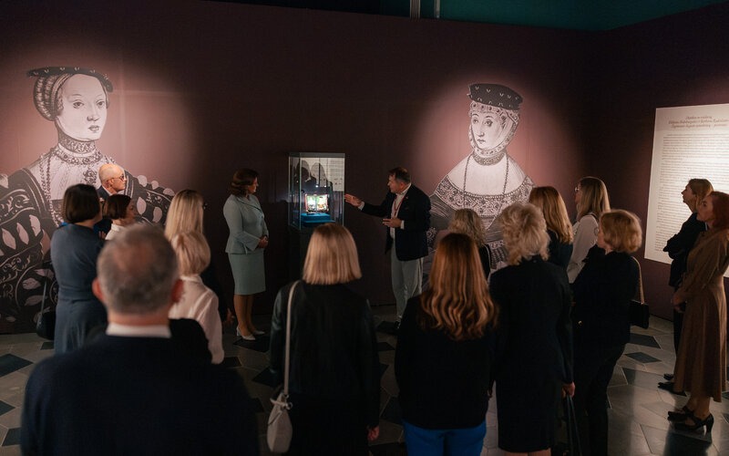 Pirmieji parodos svečiai – pirmoji ponia ir Lietuvos ambasadorių sutuoktiniai