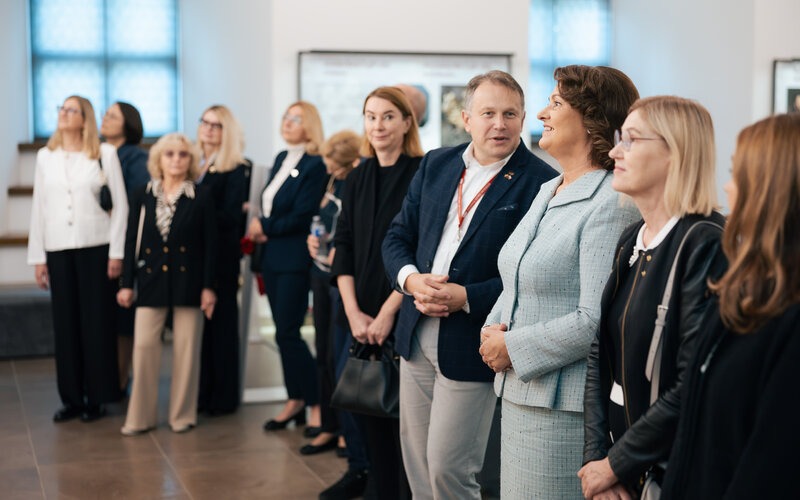 Pirmieji parodos svečiai – pirmoji ponia ir Lietuvos ambasadorių sutuoktiniai