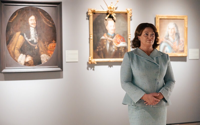 Pirmieji parodos svečiai – pirmoji ponia ir Lietuvos ambasadorių sutuoktiniai