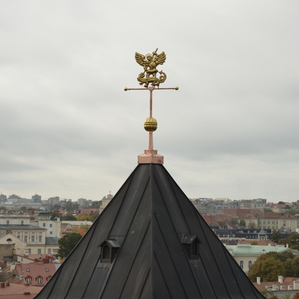 Ant Valdovų rūmų pietų fasado pagrindinio bokšto nusileido Mykolas Arkangelas