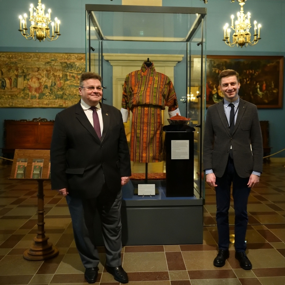 Atsisveikinti su paroda iš taikaus drakono šalies užsuko ir garbingi svečiai iš Užsienio reikalų ministerijos