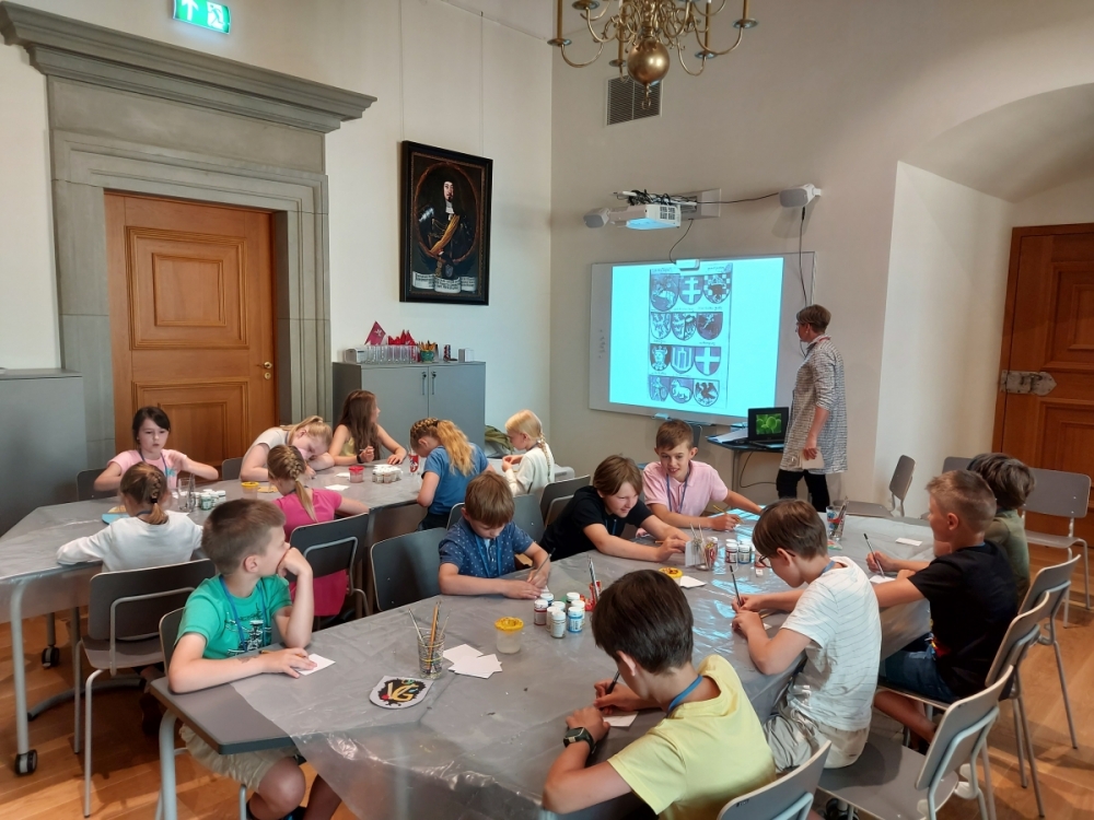 Valdovų rūmuose įsikūrė vaikų dienos stovykla „Karūnos akademija“