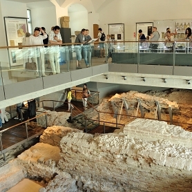 Guides of the Museum lead tours in English for individual visitors!