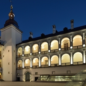Left few days to use exclusive guides service in the Museum