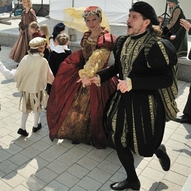 Courtiers invites you to spend time together!