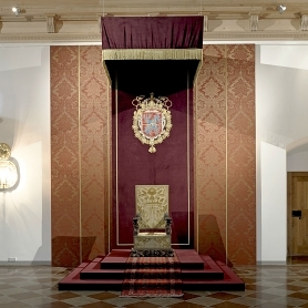 Decorated hall ceilings of the Palace of the Grand Dukes of Lithuania will impress with wood carvings, gold and colors