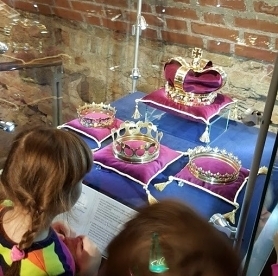 How to behave in the Palace?