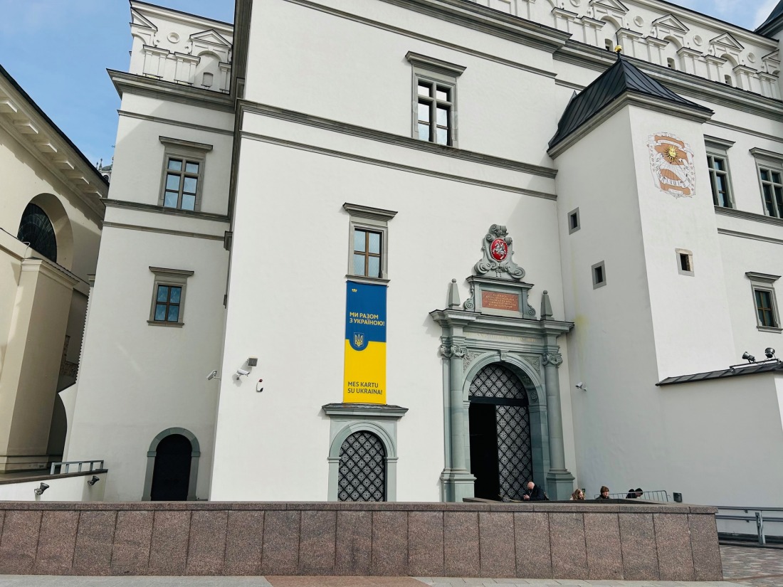 Pasaulinę meno dieną Valdovų rūmų muziejus pasipuošė Ukrainos vėliava. Palaikymo akcija – karo sąlygomis dirbantiems muziejininkams