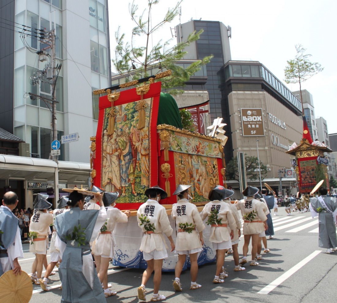 The Search for Japanese Historical Tapestries Leads to Lithuania